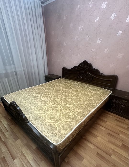 Продается деревянная двуспальная кровать и две тумбы