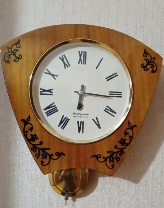 Часы Янтарь настенные без боя.