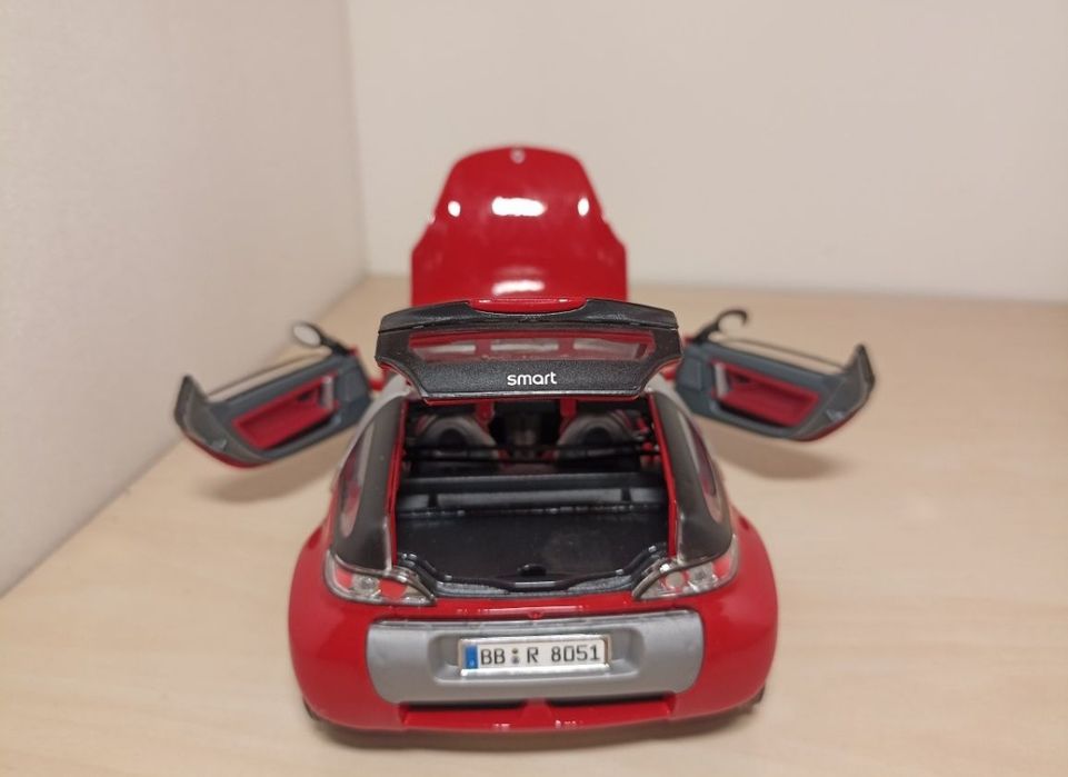 Smart 1:18
Scara 1:18
Bburago 

Pozele reflectă realitatea. Se vinde e