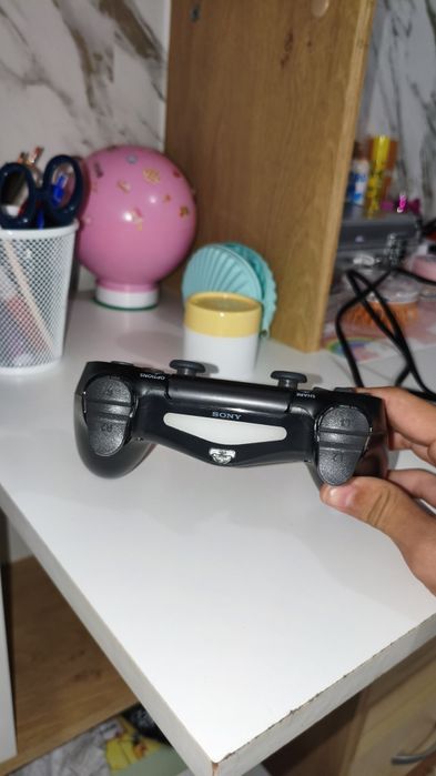 PS4 slim с два контролера и две игри  !!!