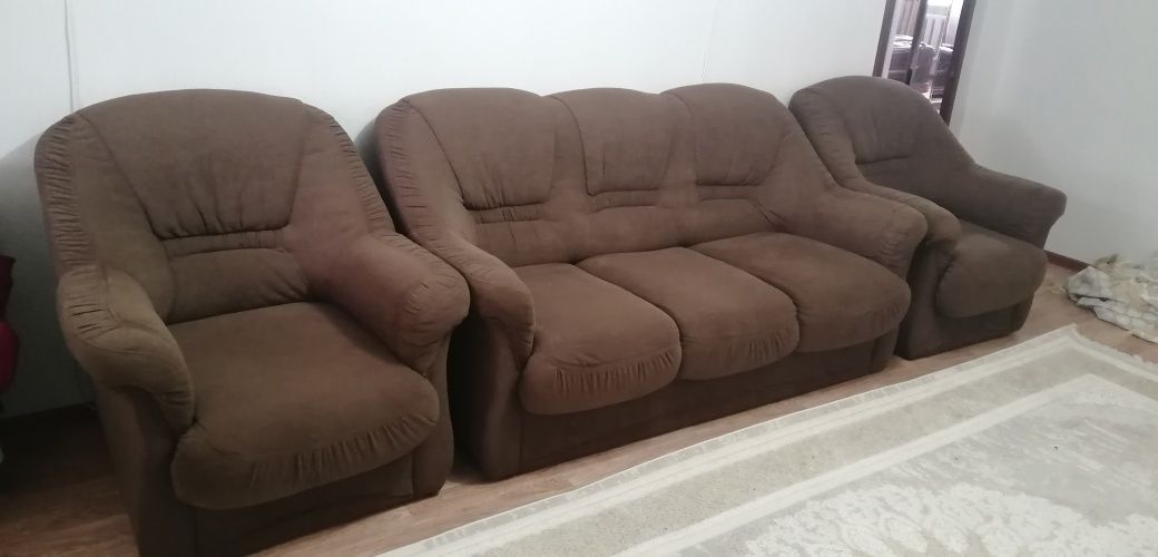 Диван с двумя креслами