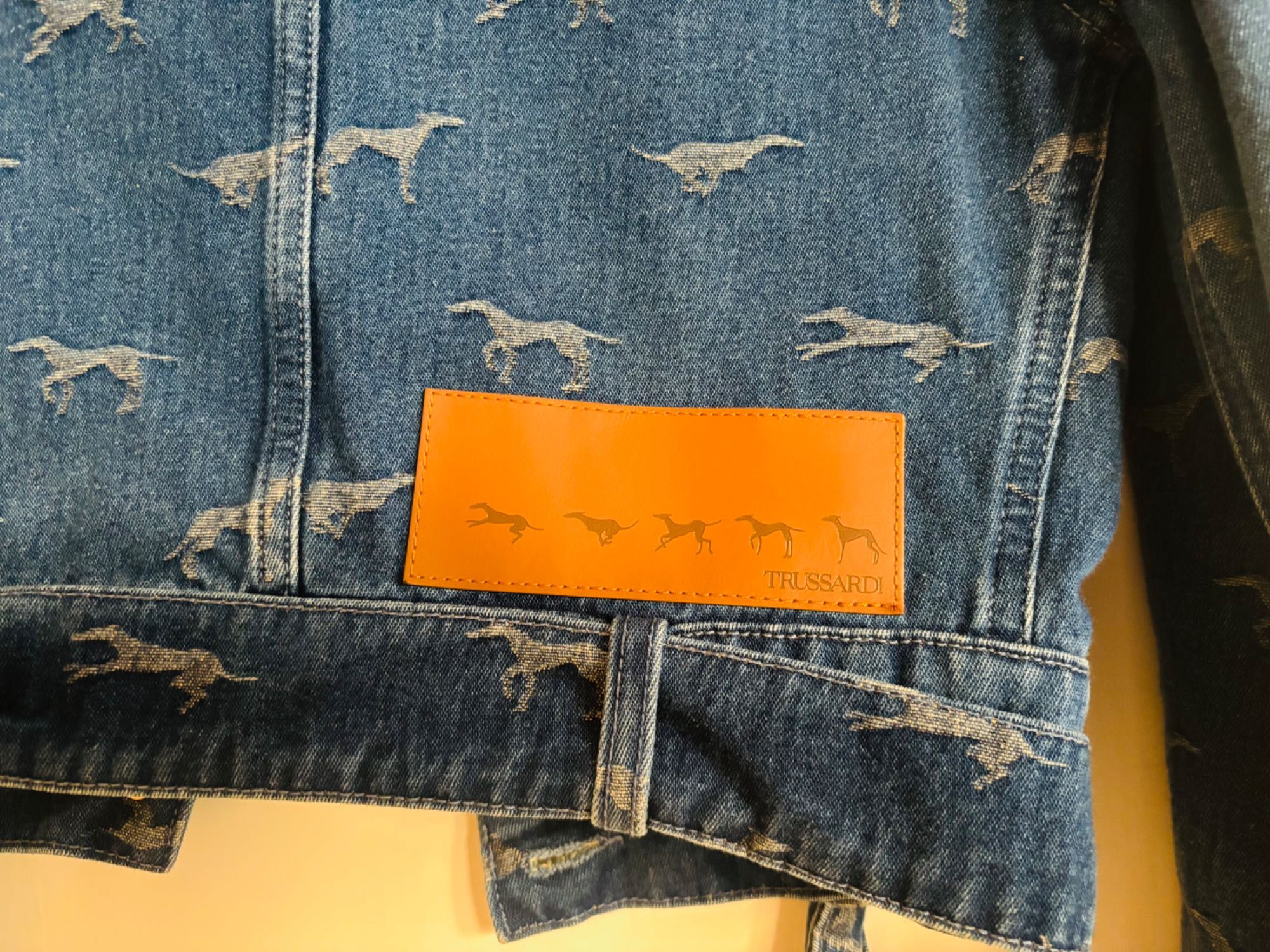 Дънково яке Trussardi с контрастни мотиви кучета, размер 38