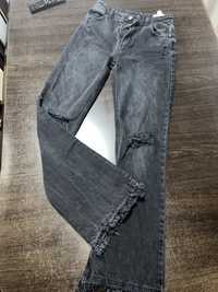 Flared jeans rupti in ghenunchi