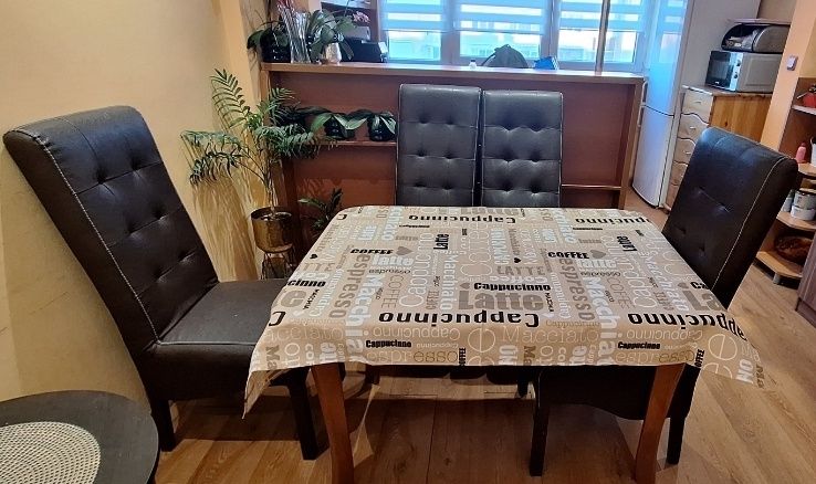 Трапезни столове