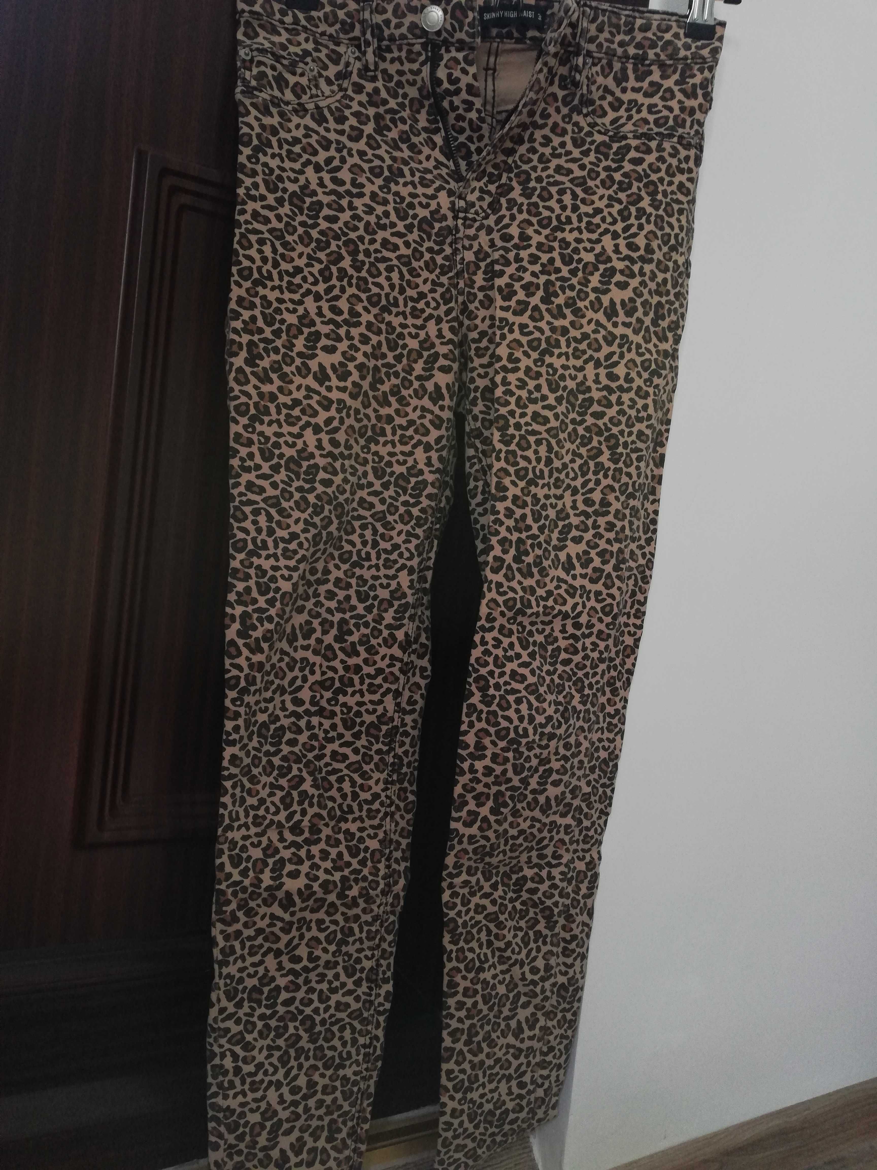 Vând pantaloni noi cu imprimeu leopard