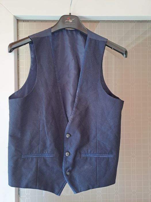 Vand costum complet  marimea 48 la toate componentele.