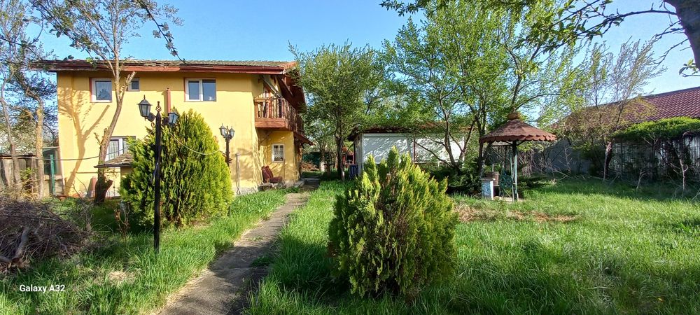 Casa de închiriat intr-o zona liniștită.