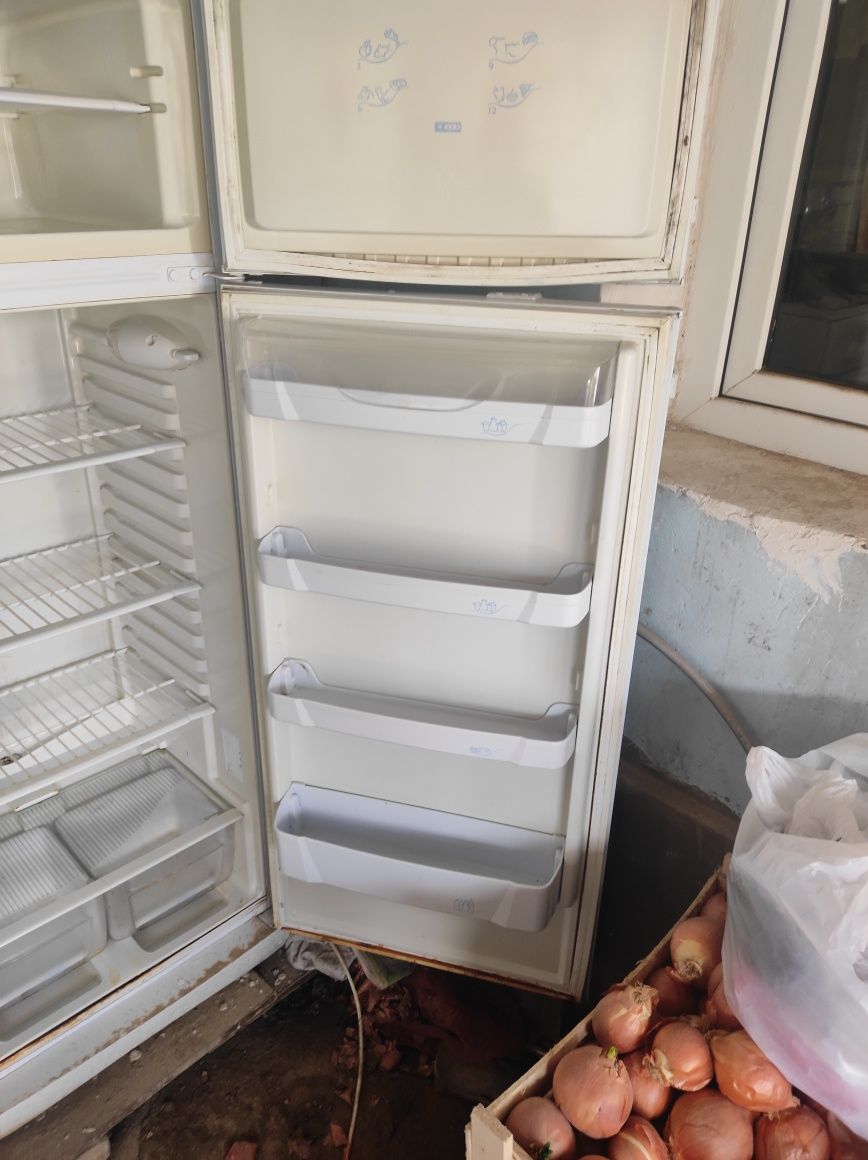 Холодильник Индезит.