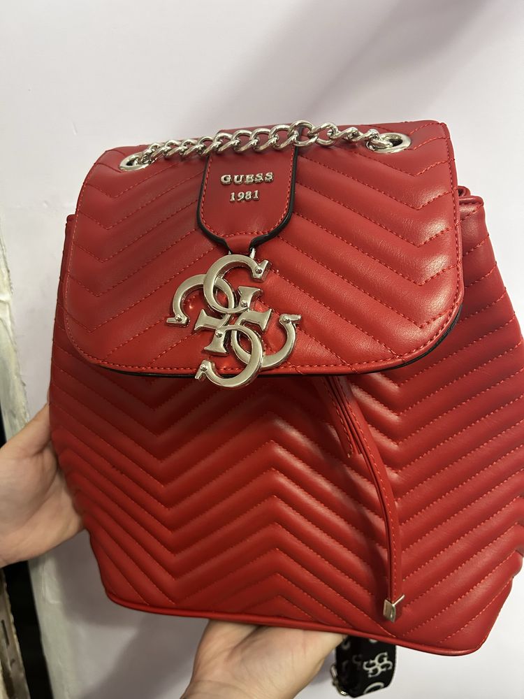Червена раница на Guess