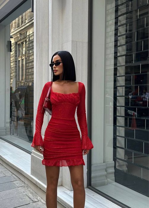 Червена бляскава рокля