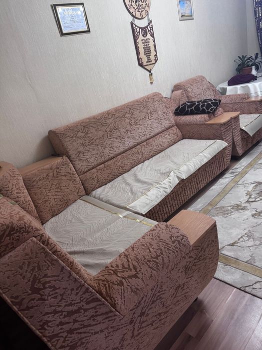 Угловой диван в хорошем состаяние
