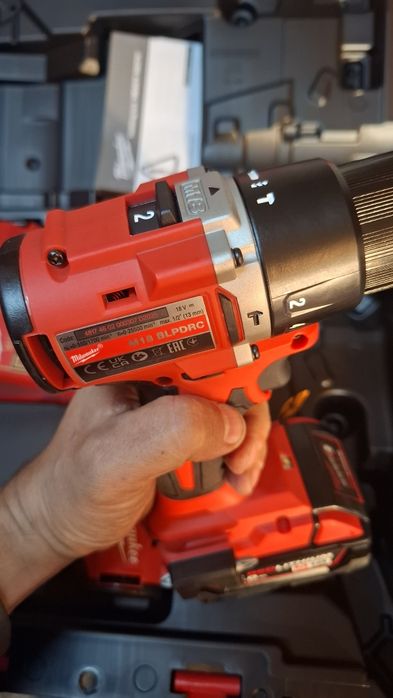 Set NOU Milwaukee bormasina si filetanta cu impact 18V 5Ah Brushless