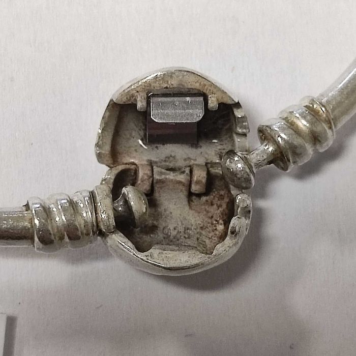 Сребърна гривна Pandora с три талисмана 15.36гр.