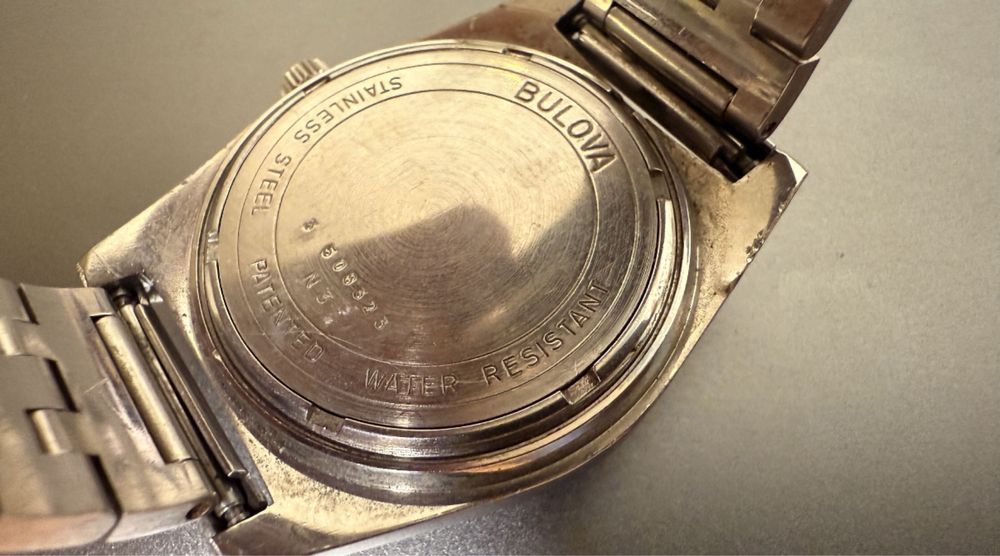 Bulova Accutron Accuquartz cu mecanism calibrul 2242,