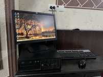 Компьютер с процессором, клавиатурой и мышкой  HP LE1901w