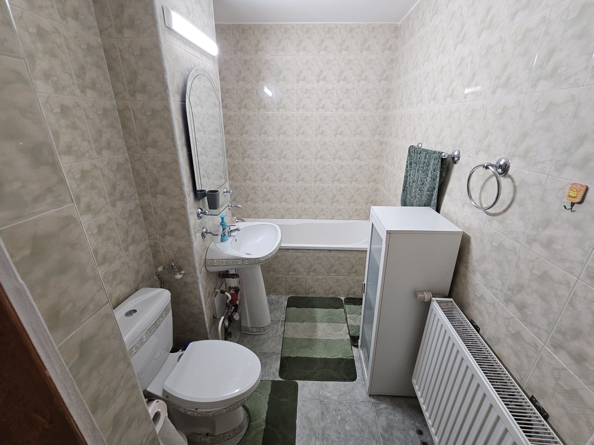 Inchiriez apartament cu 4 camere zona polivalenta