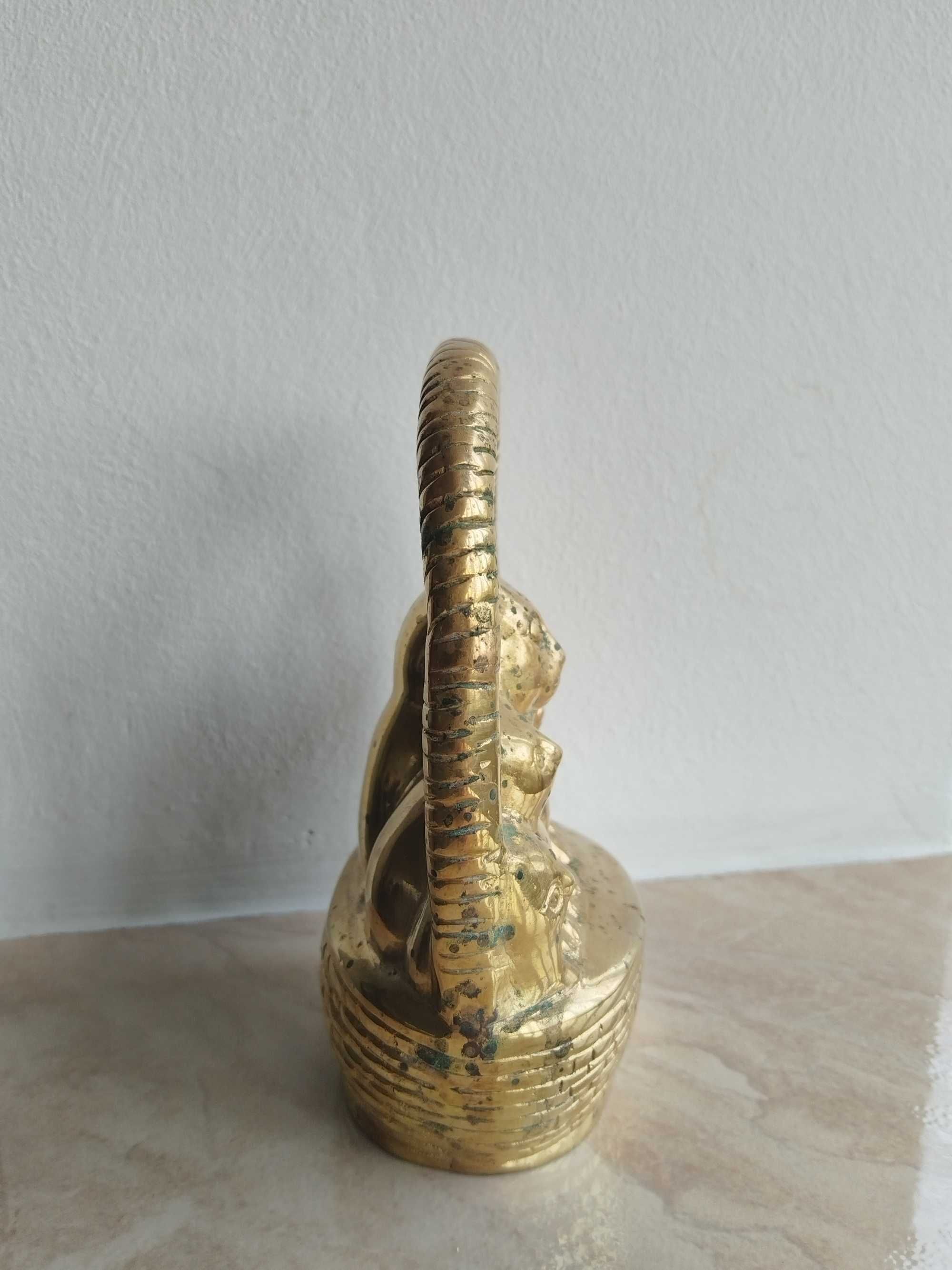 Decor vintage, coș cu pisici, din bronz dore