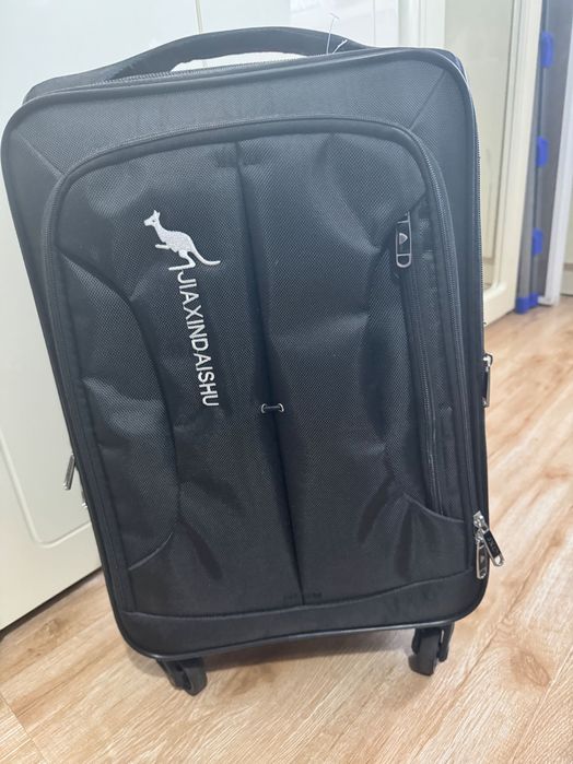 Чемодан дорожный