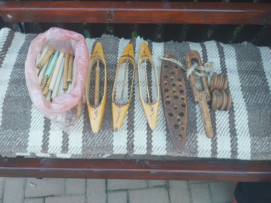 Razboi de țesut cu toate accesoriile necesare