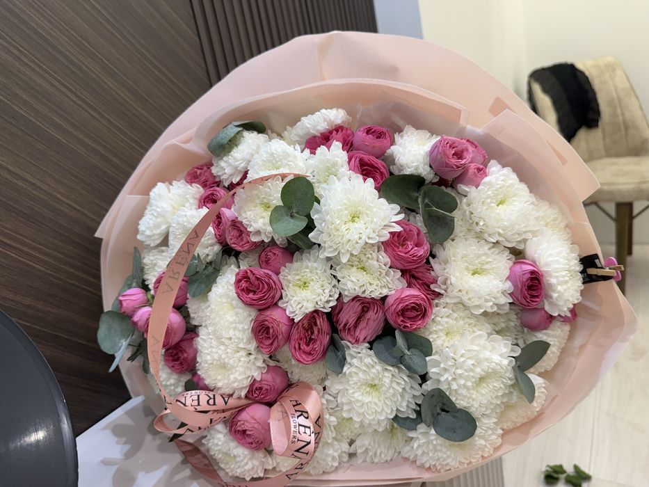 Букет из белых хризантем и розовых кустовых роз