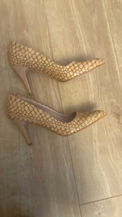Елегантни обувки на ток - нови, 37 номер
