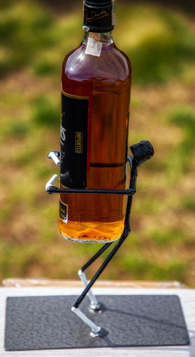 Идеалния подарък - бутилка алкохол с арт поставка