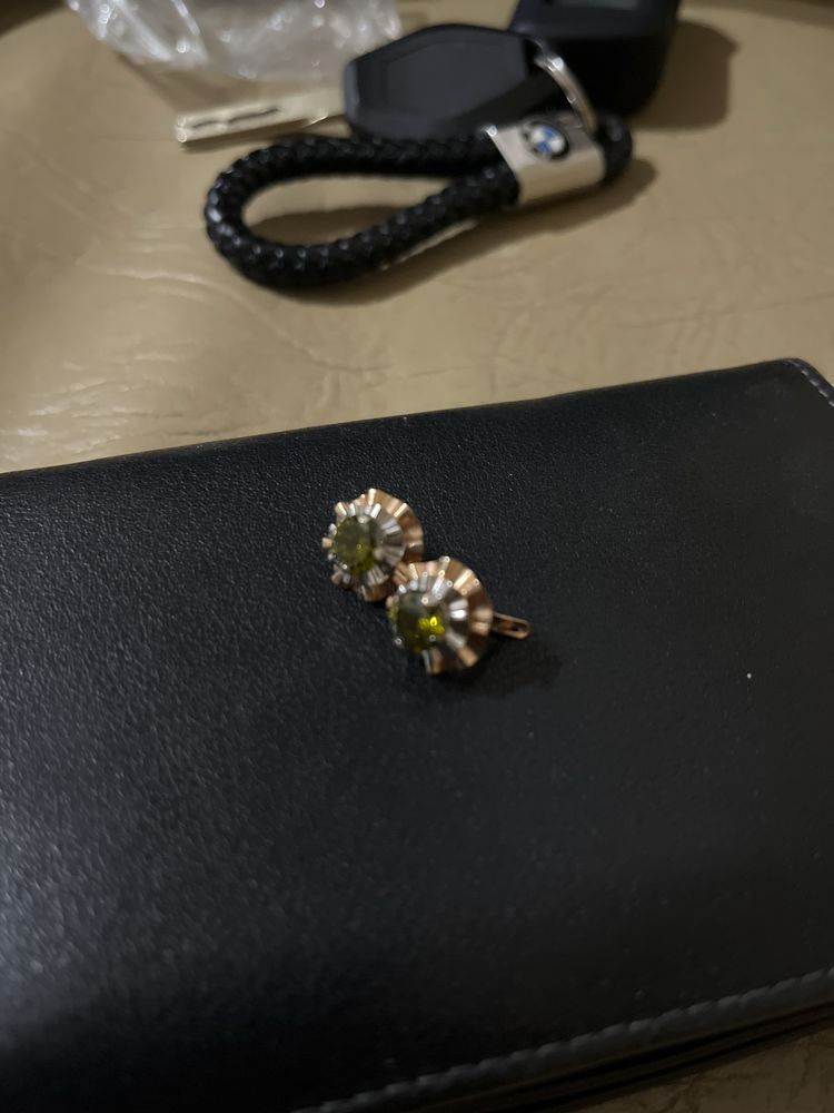 Продам серьги с камнем