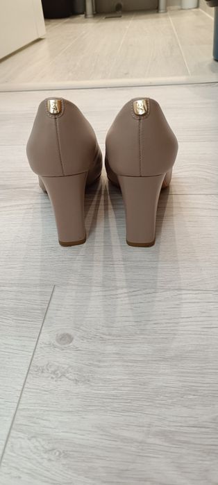 Vând Pantofi culoare bej nud