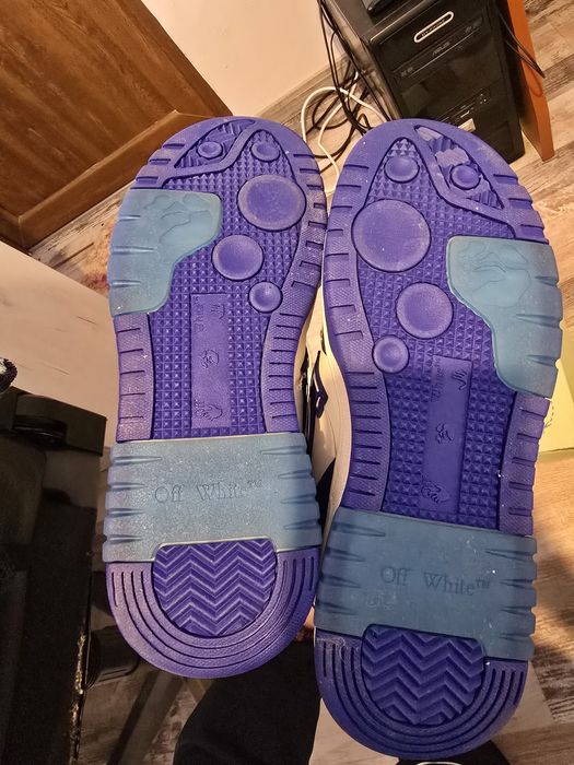 Vând adidași off-white out off office