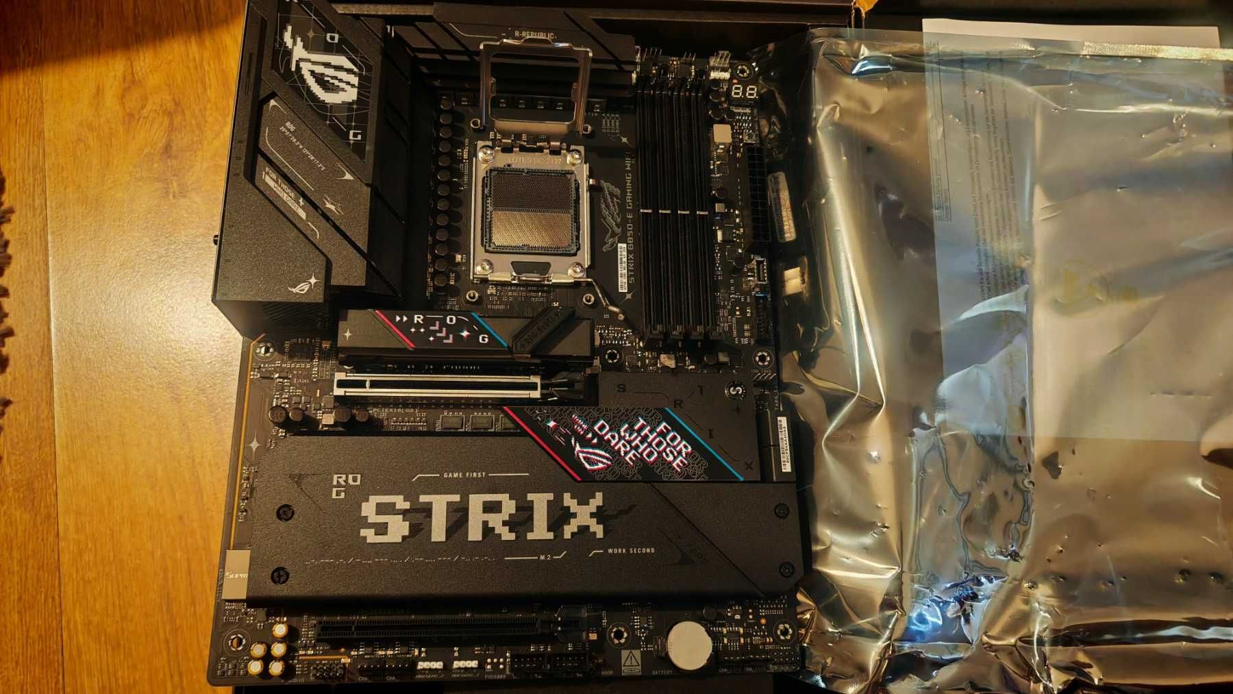 ASUS ROG Strix B850-E Gaming + Ryzen 5 7600X3D шестядрен (5.2GHz] AM5
