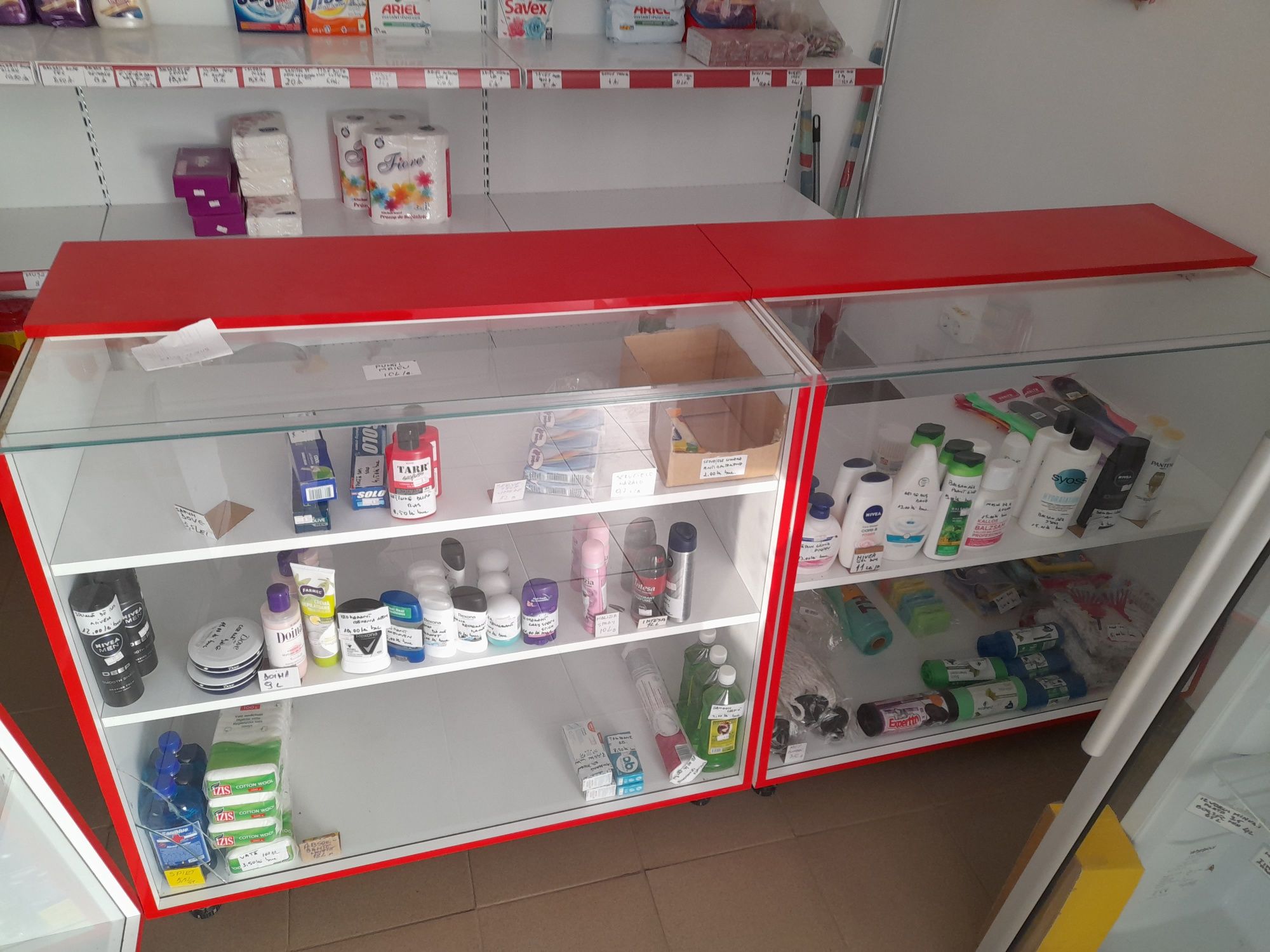 Vitrine prezentare și tejghea vanzare