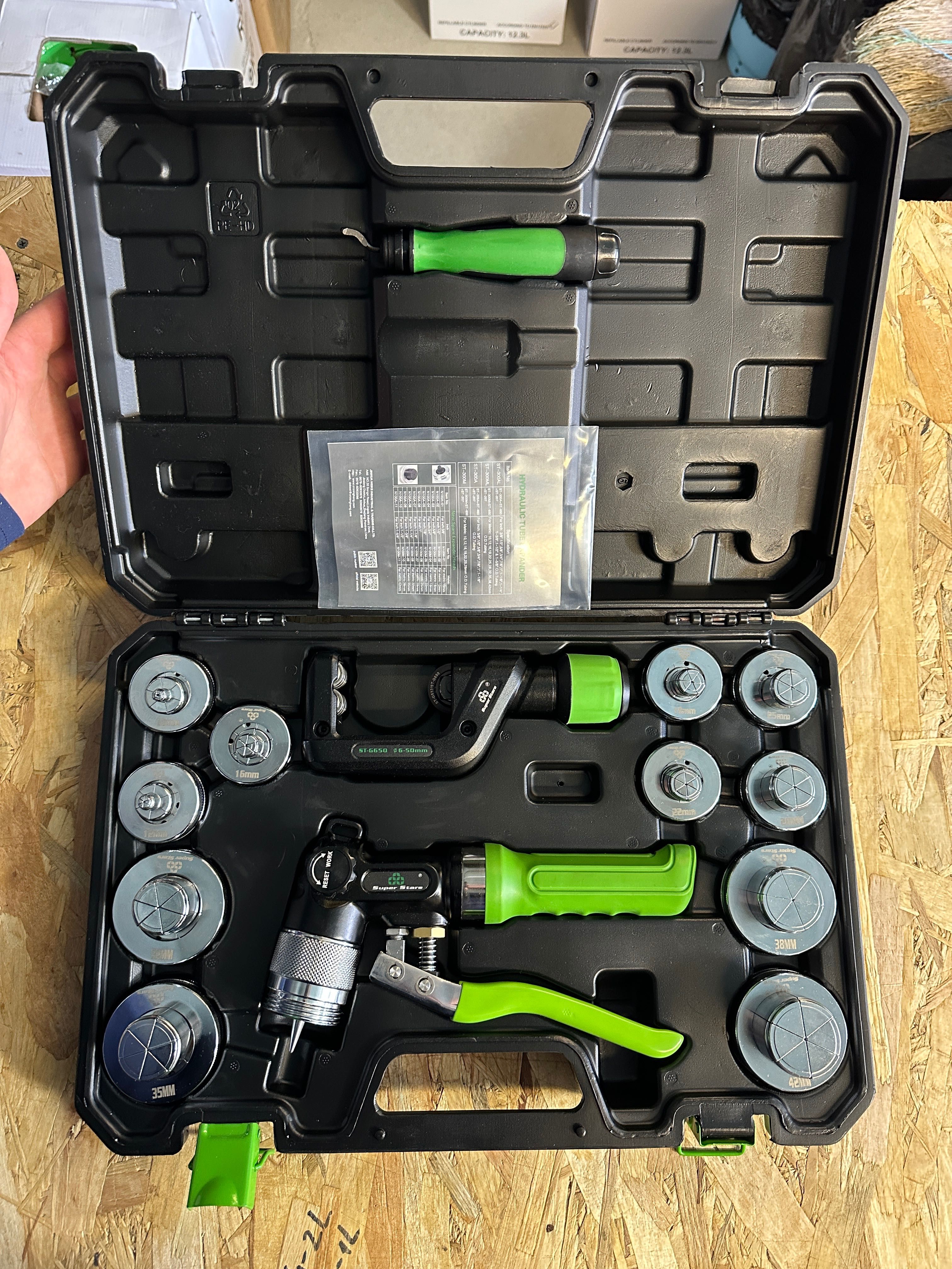 Expansor pentru țevi de cupru la baterie ST E300A