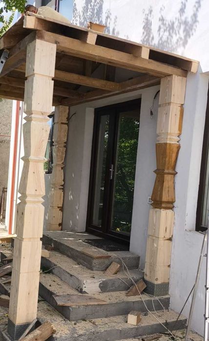 Stâlpi sculptați din lemn