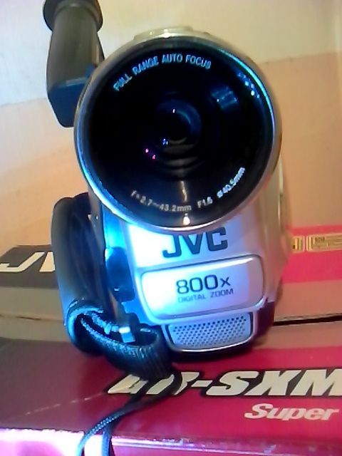 Продам видеокамеру JVC GR-SXM200as