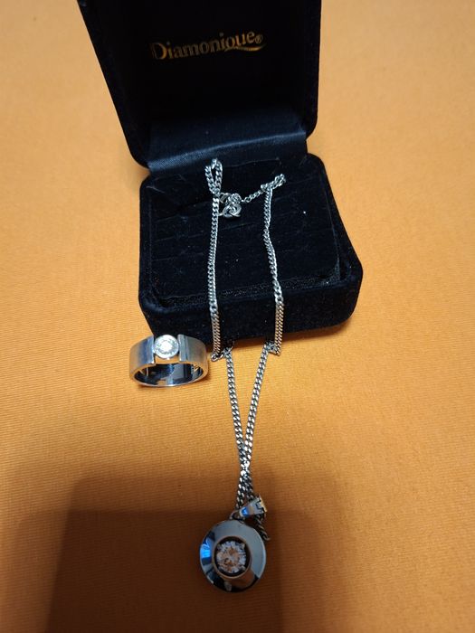 Vând colier si inel set argint pus un ghiul argint