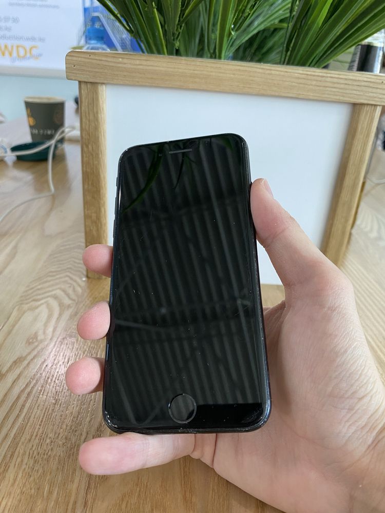 iPhone SE 2 гб128