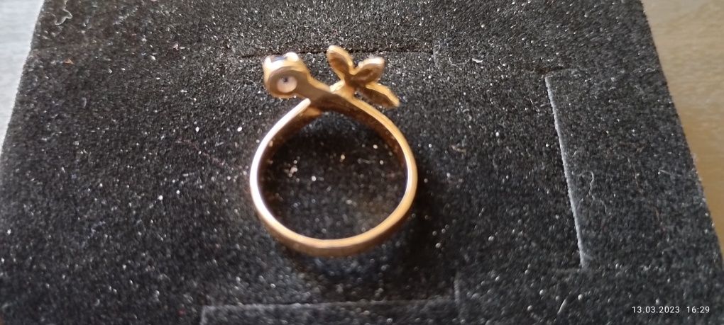 Златен пръстен с сапфир