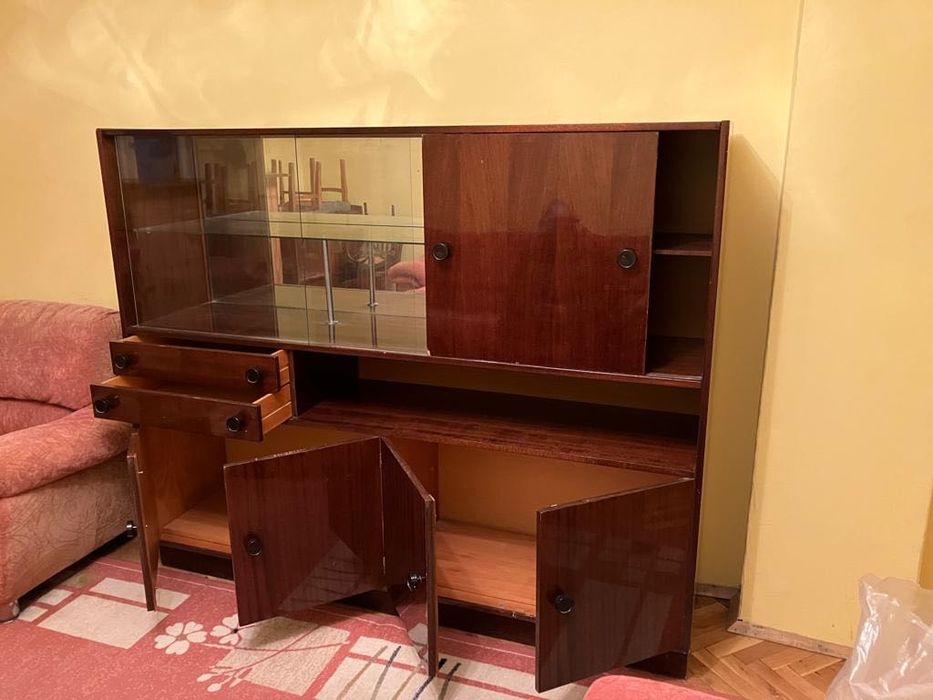 Подарявам !!!Ретро бюфет с дървен фурнир
