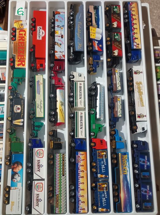 De vânzare cutii cu machete toate în stare perfecta noi