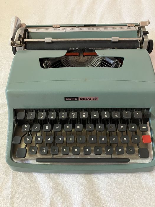 Пишеща машина Olivetti кирилица