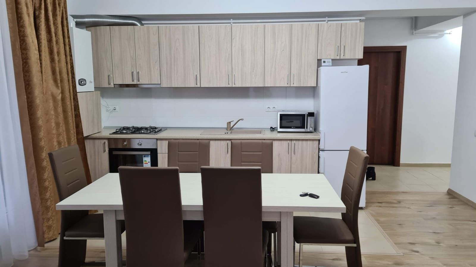 De închiriat apartament 2 camere + 1 loc de parcare