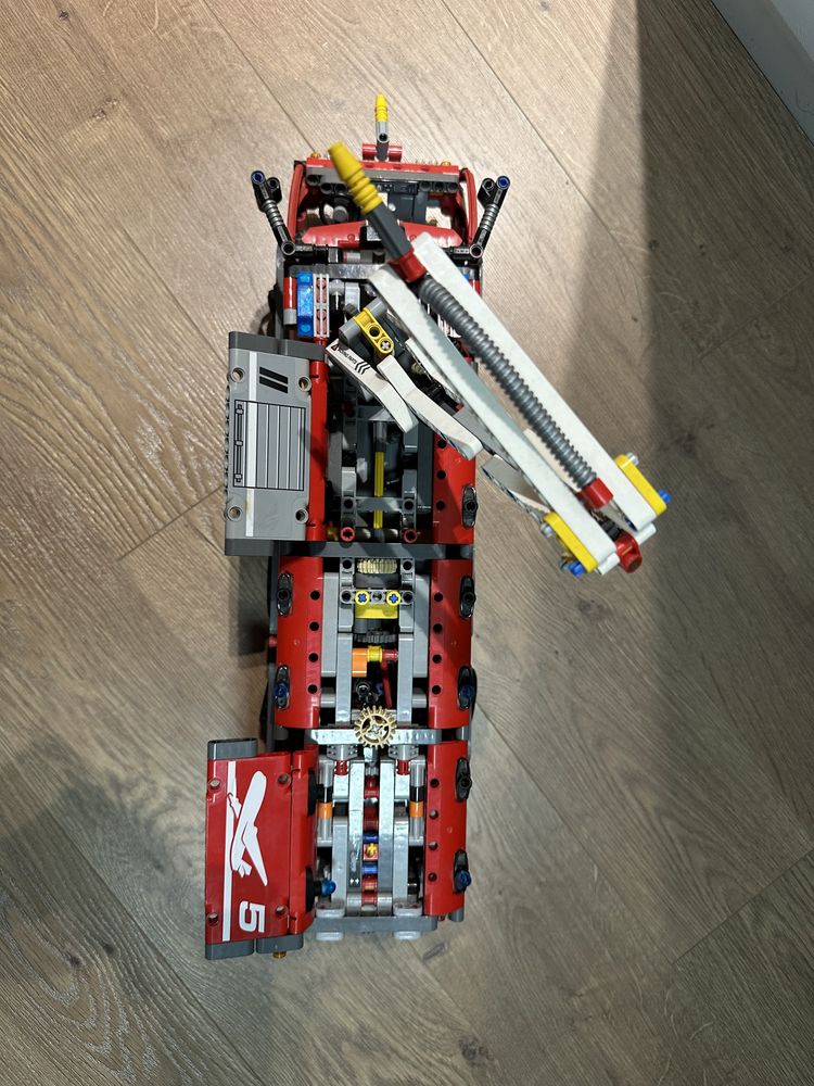 Продам пожарную машину Lego Technic