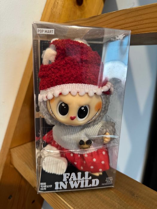 Labubu Fall in Wild, editie Craciun, nou