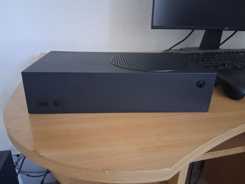 Продавам xbox series s 1 tb като нов има гаранция