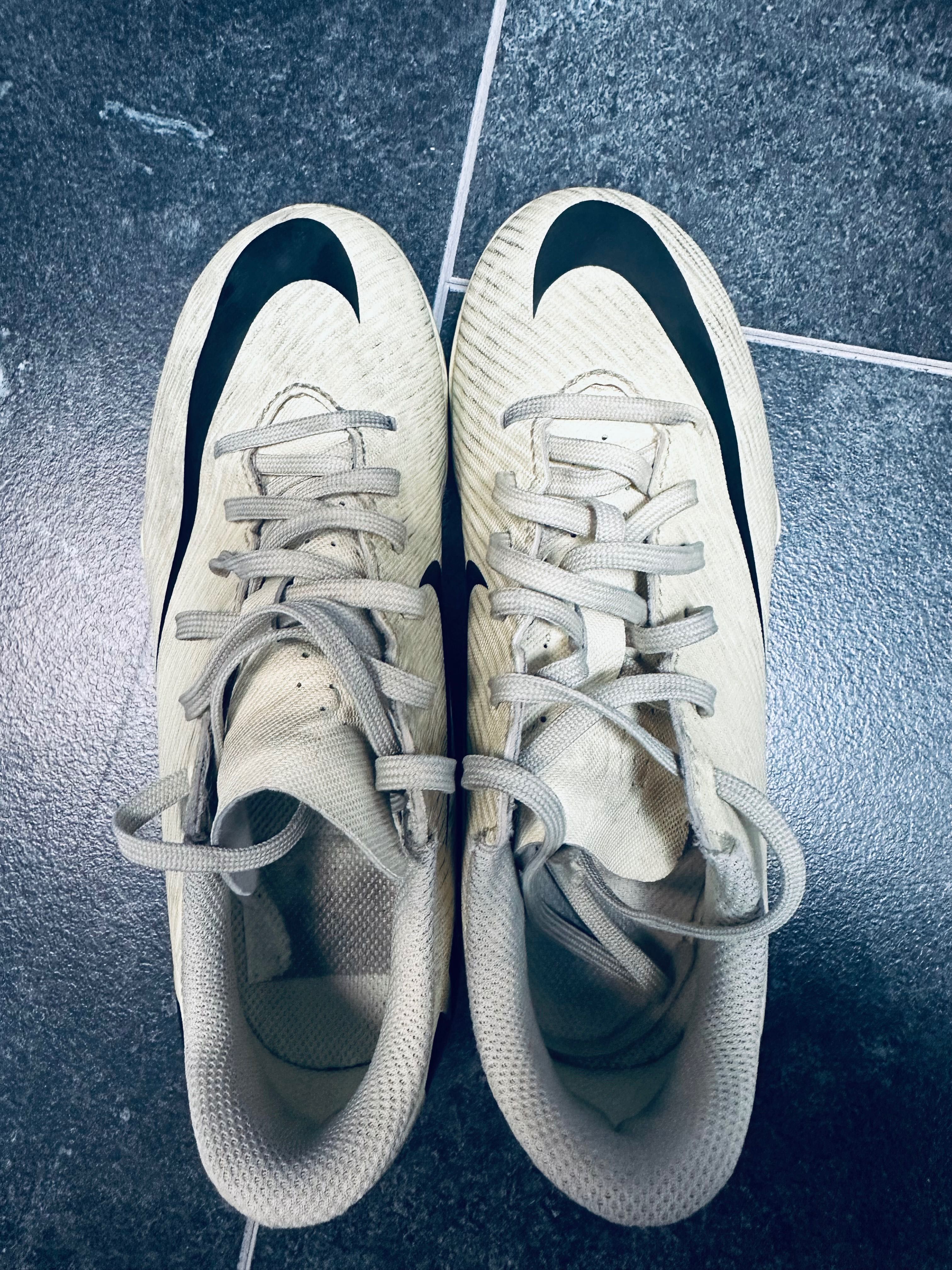 Детски футболни бутонки Nike