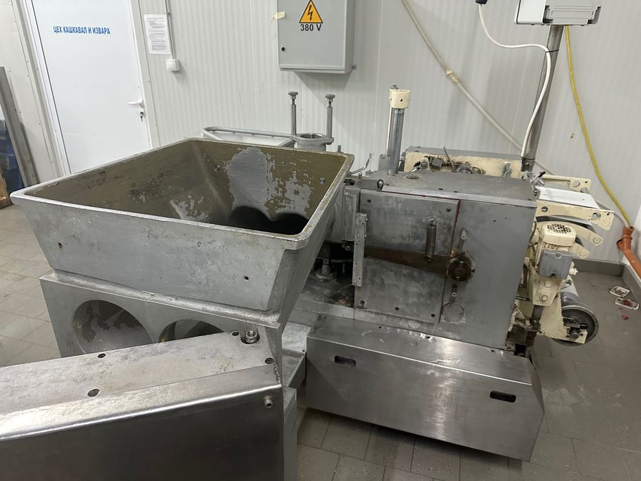 Машина за разфасоване на краве масло 125 гр