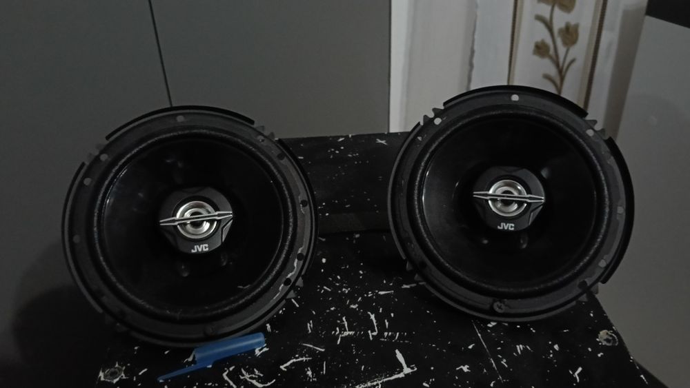 Vând casetofon auto Sony + un set de două boxe jvc