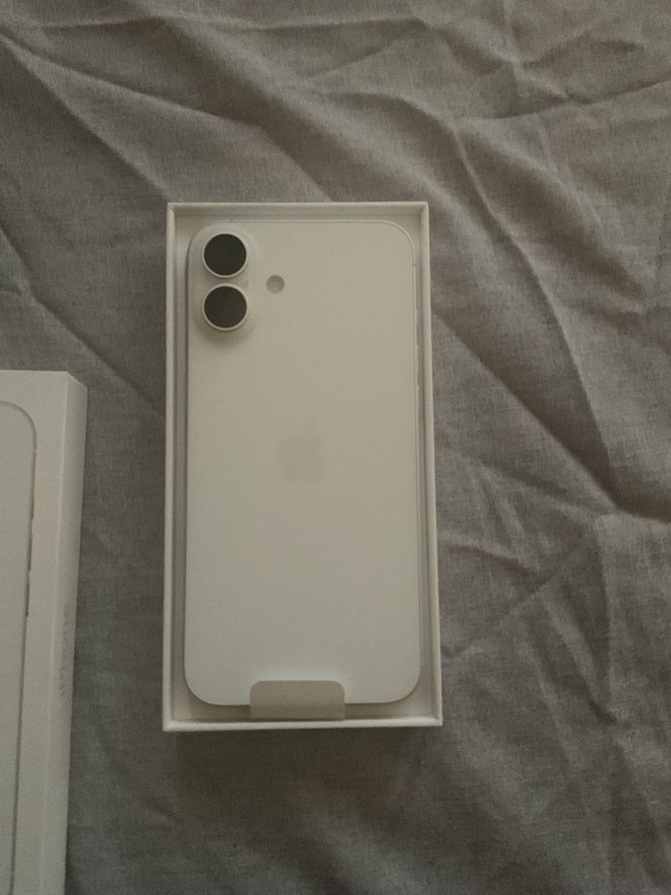 iPhone 16 Plus 128GB  Бял Отлично състояние Гаранция от Yettel