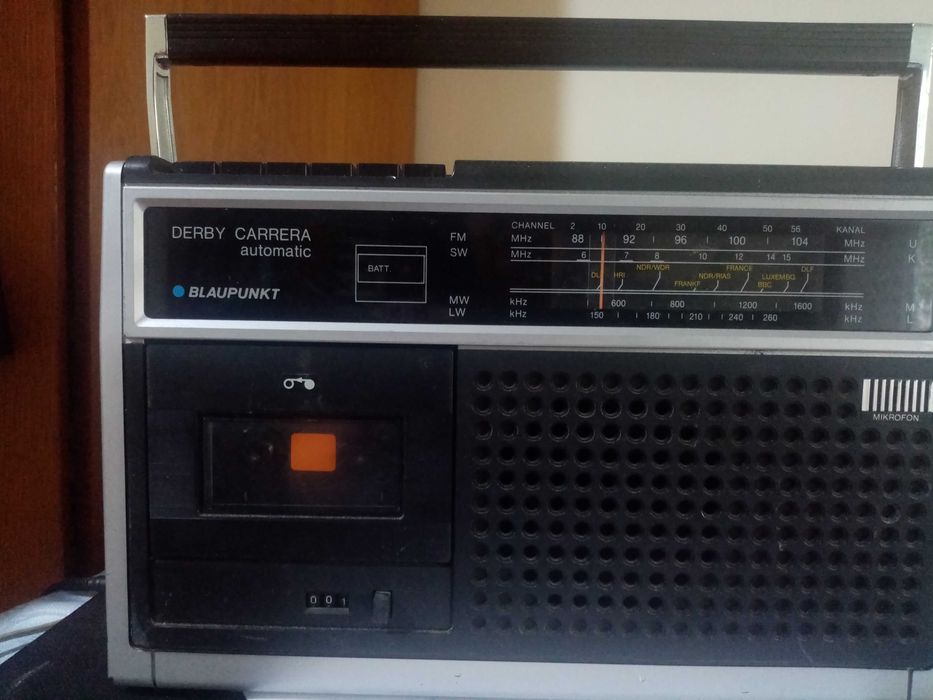 Vând radio Derby Carrera   în stare foarte bună.