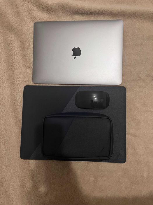 Apple Macbook Air 13 (M1, 256 гб) с комплектом фирменных аксессуаров